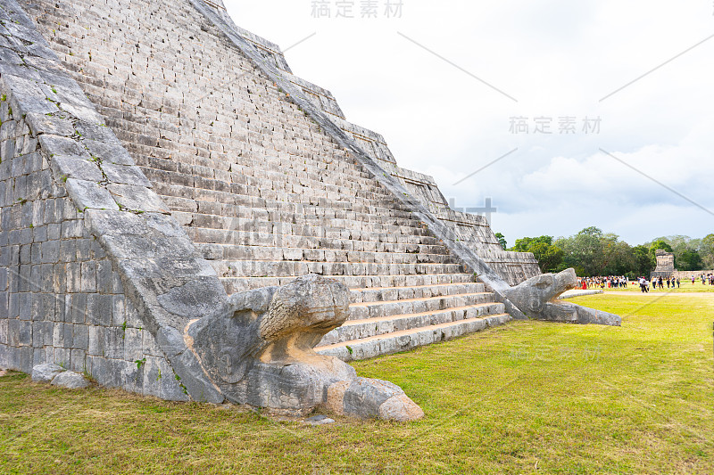 埃尔·卡斯蒂略金字塔的碎片(库库尔坎神庙)。一般视图。古代玛雅文明的建筑。奇琴伊察考古遗址。尤卡坦半