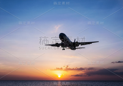 飞机与天空日落和大海