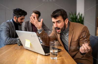 三个商人坐在办公室里