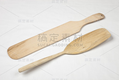 木制面包铲和抹刀孤立在白色背景上。面团设备，食谱，烹饪艺术，厨房用具概念。水平的特写。