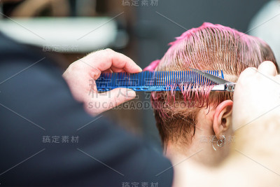 剪头发的女人。