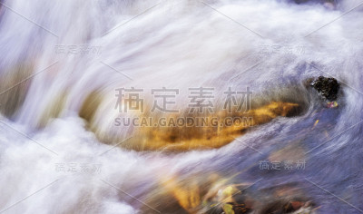 干净和美丽的背景平滑和丝绸般的流动的水