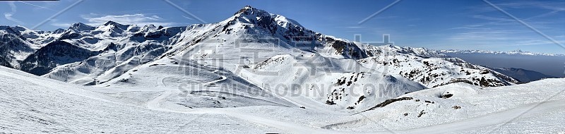 在Mondolè滑雪区可以看到阿尔卑斯山山麓