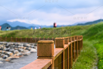 公园里的木栏杆。