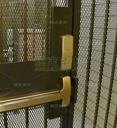 用门和锁固定门