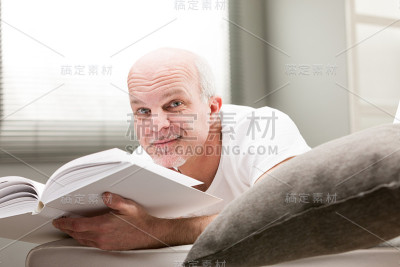 一个男人在客厅看书