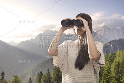 年轻女子用双筒望远镜看