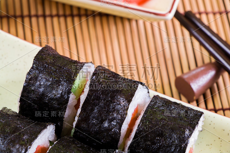 在家吃饭。亚洲食品。日本的食物。寿司和卷。米饭和红鱼卷。在家做饭吃。在家自制寿司派对。食品的概念。