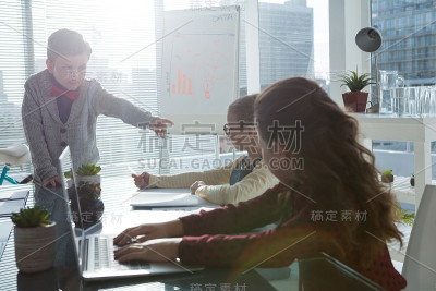 孩子们就像企业高管一样在见面时互动