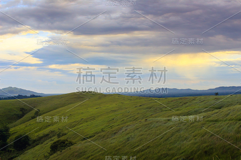 夏日的群山全景