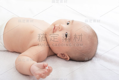 宝宝躺在白毛巾上