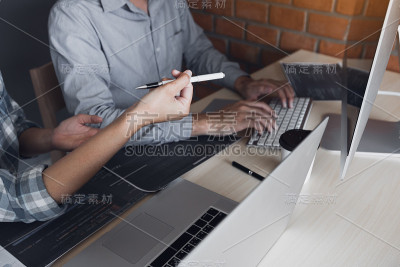 开发编程和编码技术，与软件工程师一起在办公室开发应用程序。