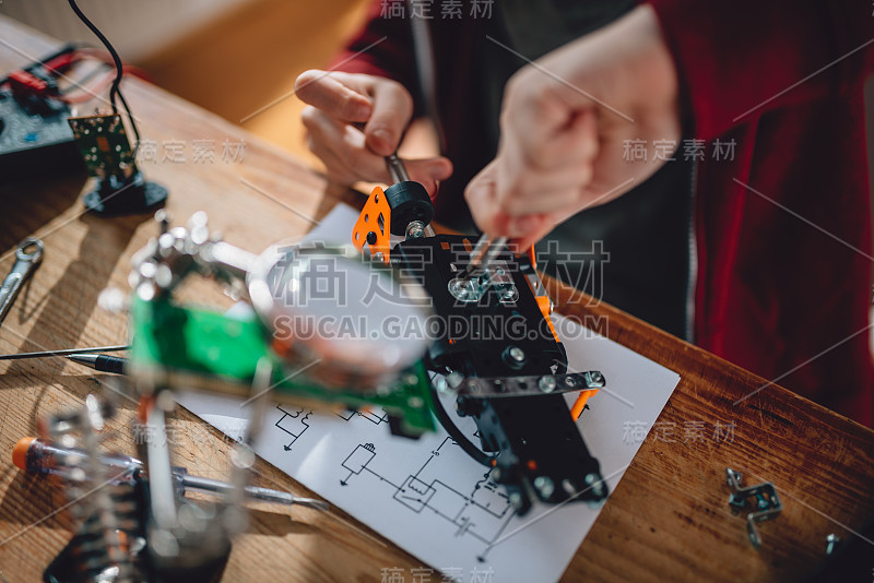 女孩学习机器人