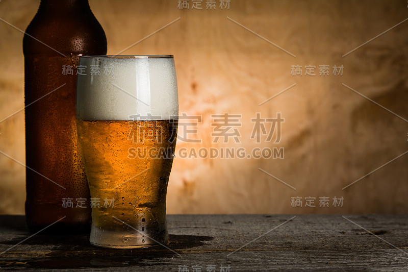 瓶装和玻璃杯啤酒，加冰滴