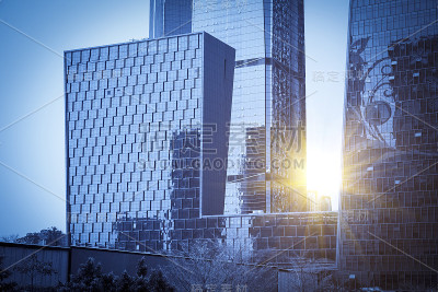 城市摩天大楼里的现代建筑