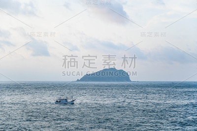 台湾基隆市- 2019年9月14日:海上的船只背景是基隆岛。