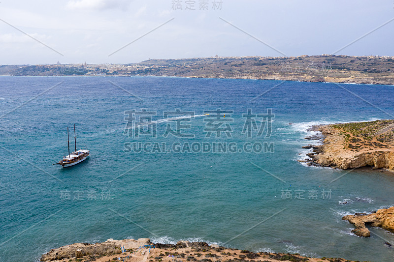 无人机拍摄的马耳他Comino。在晴朗的夏日，享受碧蓝的海水和湛蓝的天空。