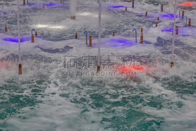 水喷在街道的喷泉与背光