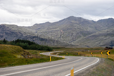 风景优美，以美丽的道路和山脉为背景