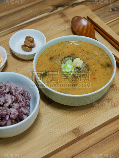 韩国食物泥鳅汤