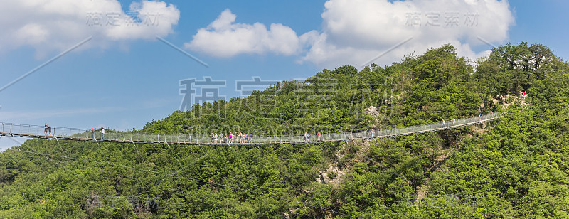 莫尔斯多夫附近山区Geierlay吊桥全景图