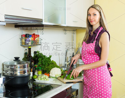 女人用蔬菜做饭