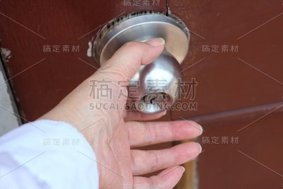 女人正要开门
