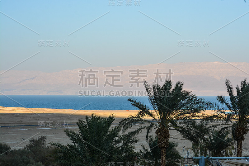 死海。