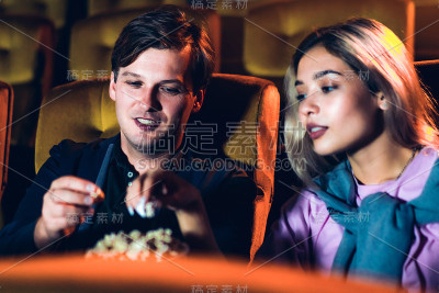 白种恋人在电影院看电影