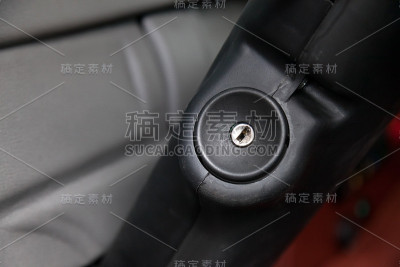 一辆老式汽车的点火锁。创业概念。