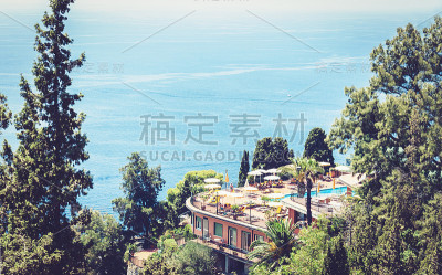美丽的西西里岛海岸，在陶尔米纳的豪华酒店度假海景，意大利