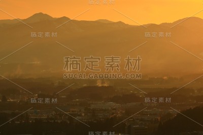 日落和山脉