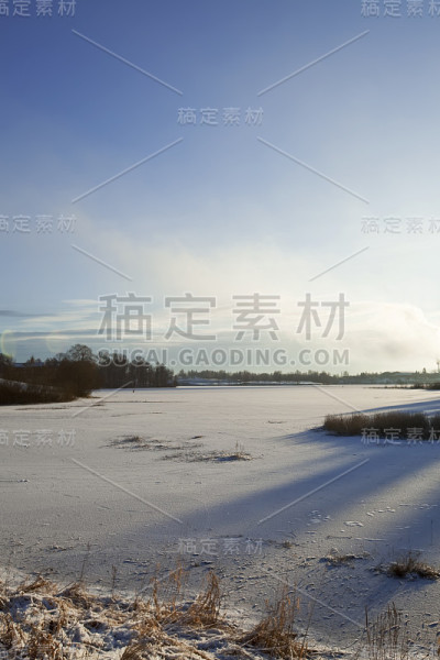 冰冻的湖泊。