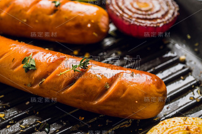 在锅里放洋葱、大蒜和香料烤香肠