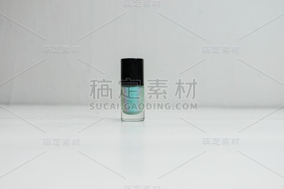 闪亮的彩色和明亮的指甲油与拷贝空间隔离。