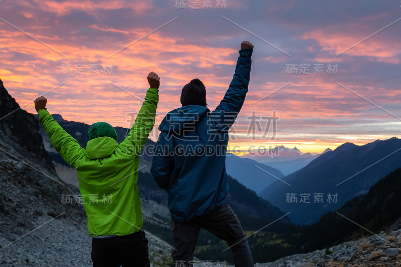 喜欢冒险的朋友们正在享受加拿大山区美丽的自然风景