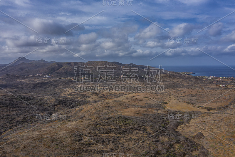 鸟瞰图Curaçao海岸在加勒比海碧绿的水，悬崖，海滩和美丽的珊瑚礁在瓦塔穆拉