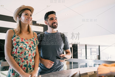 一对夫妇在酒店前台登记入住。