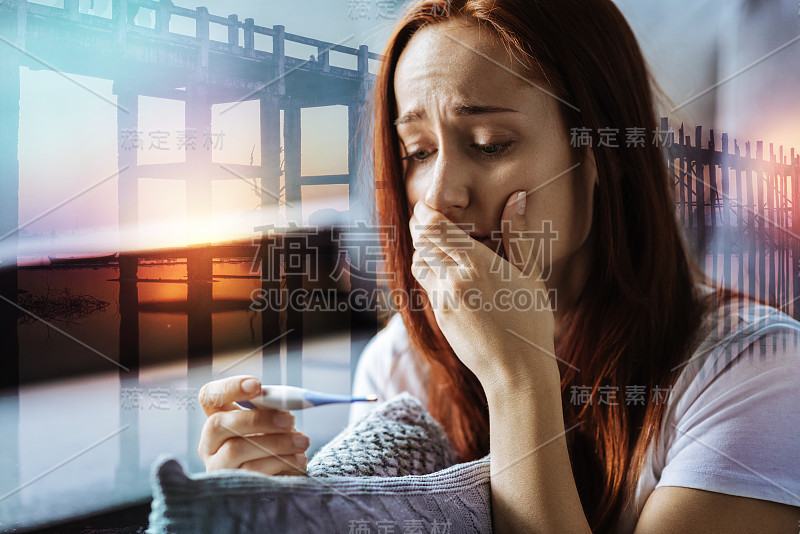 伤心的女人牵着手靠近嘴看温度计