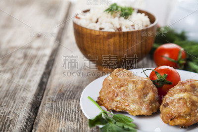 美味的肉片，米饭，西红柿和欧芹