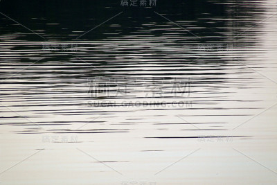 波纹在水面上