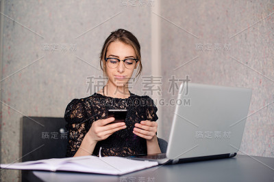 商务女性查看电话