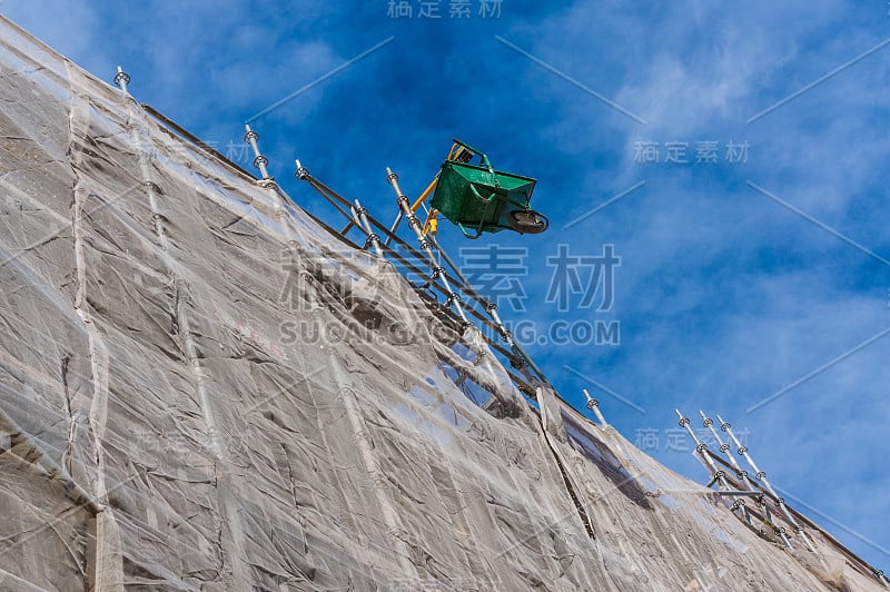 建筑中的手推车在空中