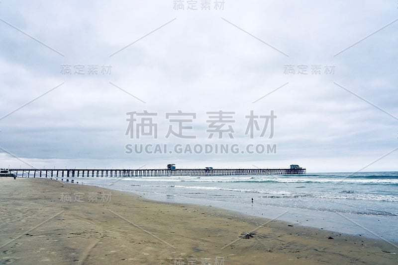 海滨海滩、桥墩游乐场和冲浪板