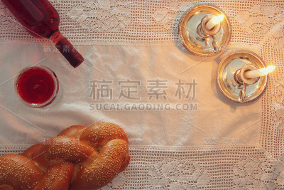 安息日的形象。白面包，安息日酒和蜡烛