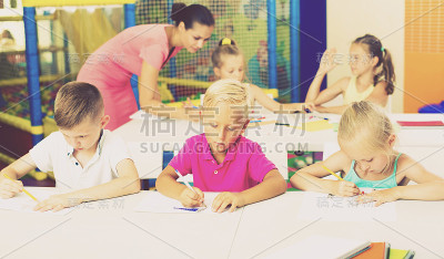孩子们坐在小学里听老师讲课