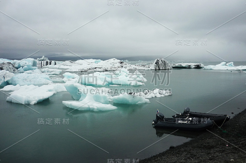 有冰山和船只的Jokulsalron湖