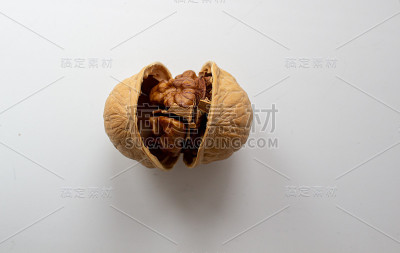 胡桃近距离孤立在一个白色的背景。