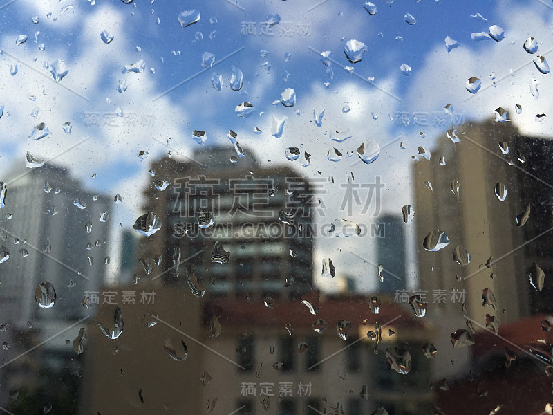 雨水打在建筑物上的窗玻璃上