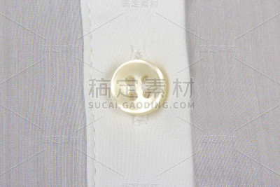 纽扣缝到衬衫特写